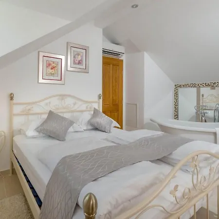 Sleeps 8 Pool Air Con Wifi Villa *