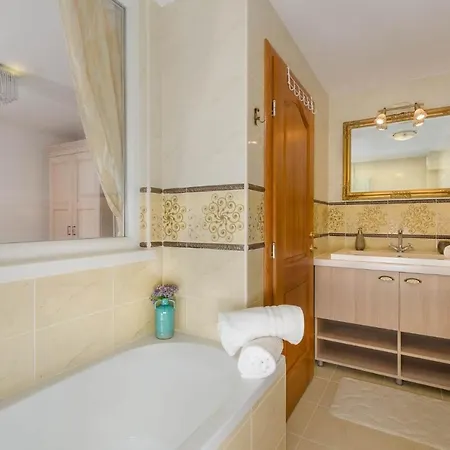 Sleeps 8 Pool Air Con Wifi Omiš