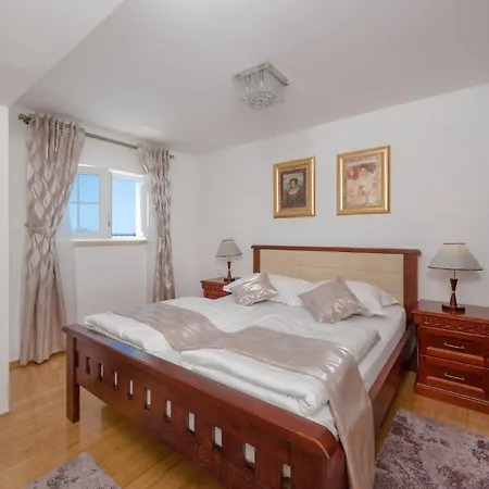 Villa Sleeps 8 Pool Air Con Wifi *