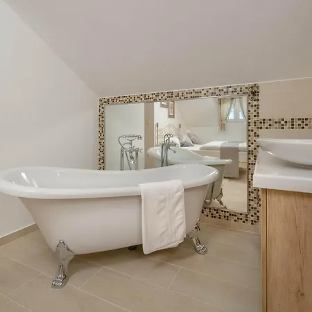 Sleeps 8 Pool Air Con Wifi Villa