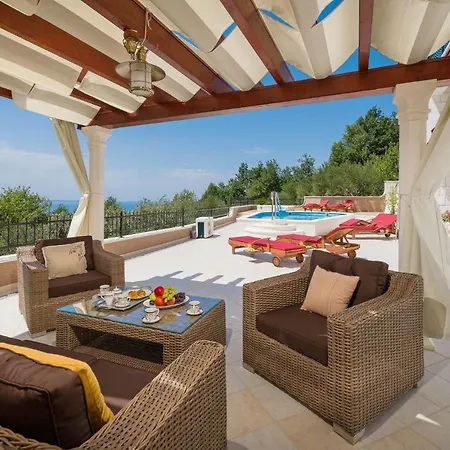 Villa Sleeps 8 Pool Air Con Wifi *