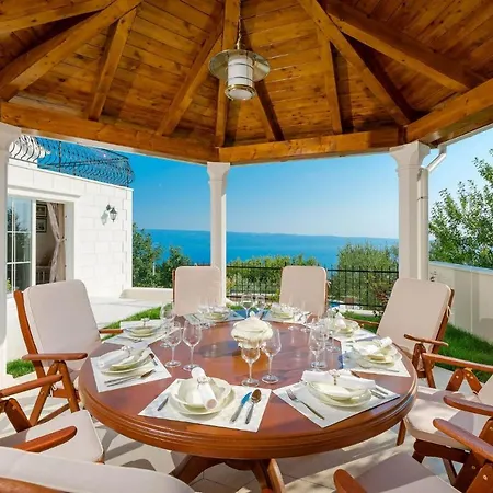 Sleeps 8 Pool Air Con Wifi