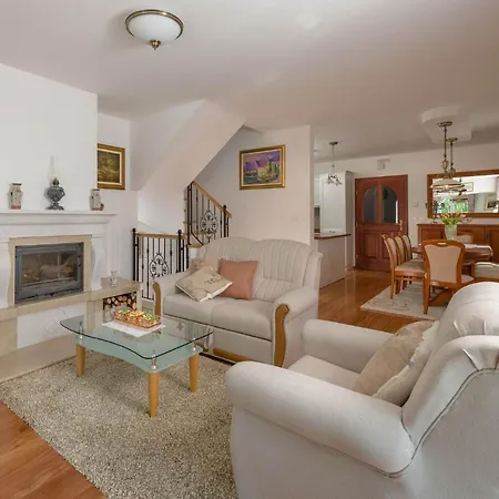 Sleeps 8 Pool Air Con Wifi Villa *