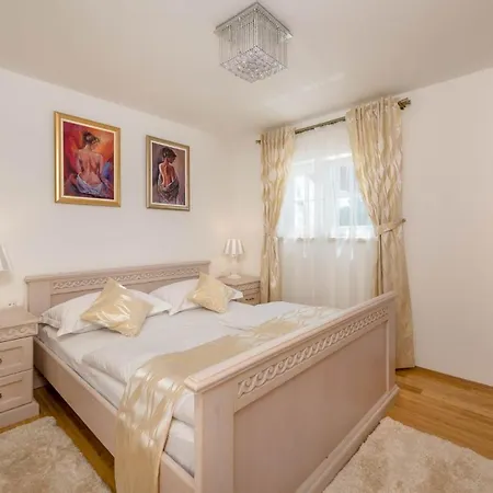 Sleeps 8 Pool Air Con Wifi Villa *