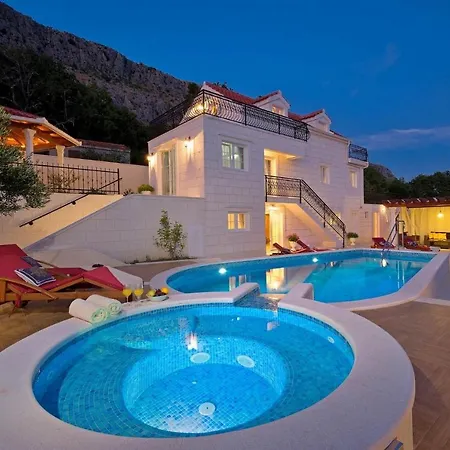 Sleeps 8 Pool Air Con Wifi Omiš